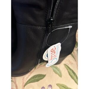 Baretraps Black Cerise Boots NWT Zippered Closure Size 8